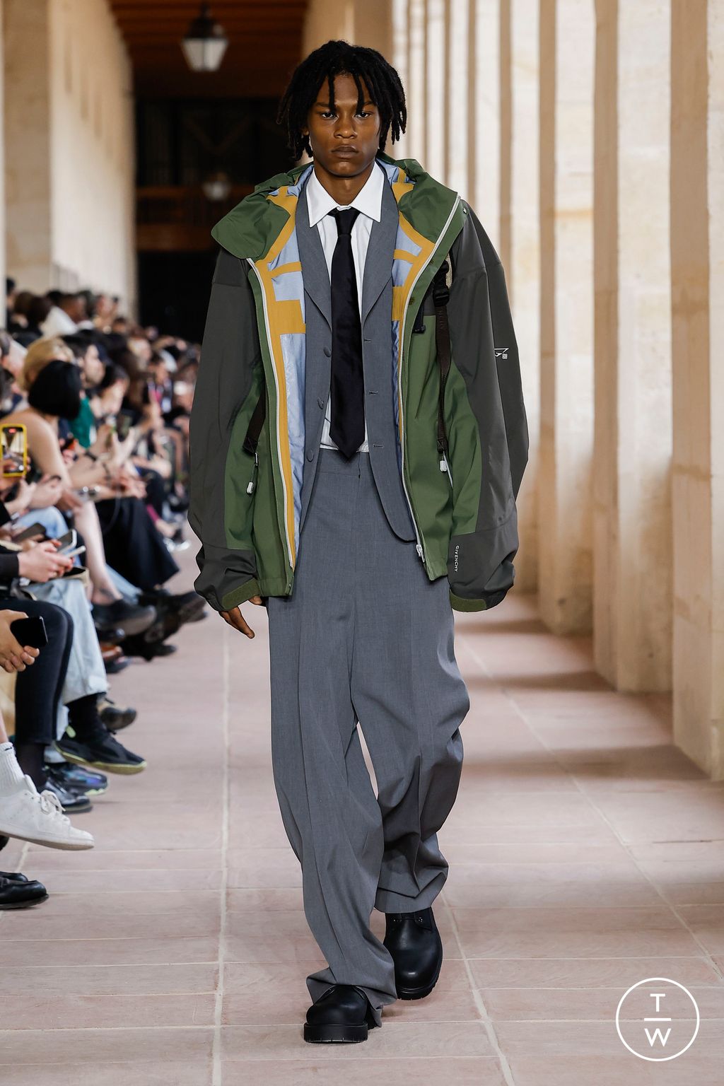 Fashion Week Paris Spring/Summer 2024 look 14 from the Givenchy collection 男装