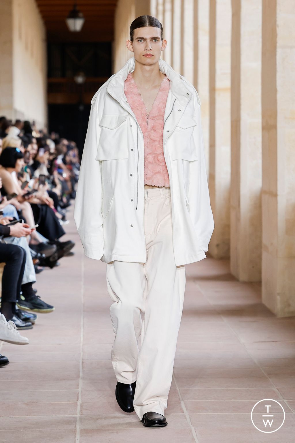 Fashion Week Paris Spring/Summer 2024 look 32 from the Givenchy collection menswear