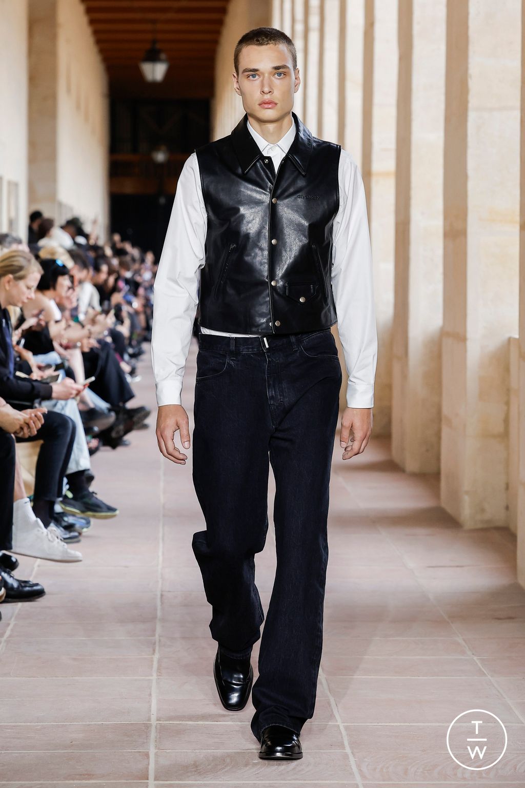 Fashion Week Paris Spring/Summer 2024 look 39 from the Givenchy collection menswear