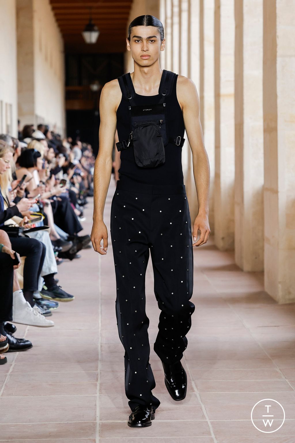 Fashion Week Paris Spring/Summer 2024 look 42 from the Givenchy collection 男装