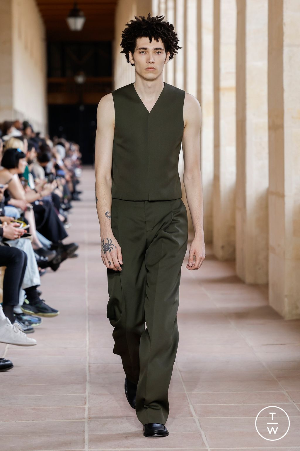 Fashion Week Paris Spring/Summer 2024 look 43 from the Givenchy collection menswear