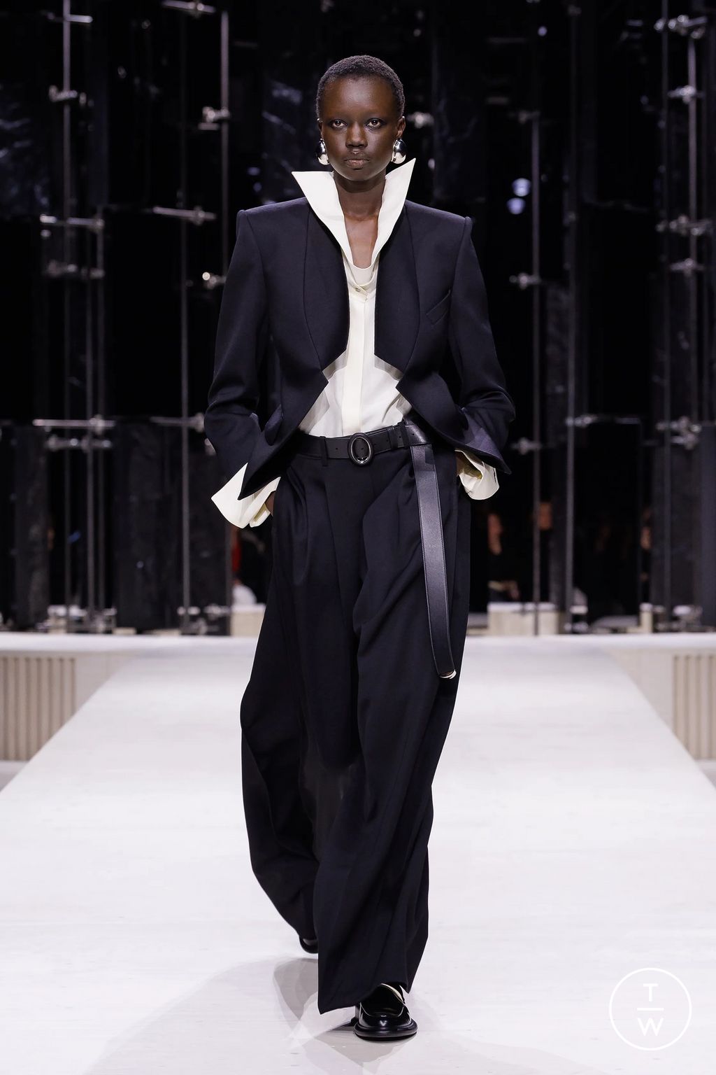 Fashion Week Paris Fall/Winter 2026 look 1 from the Givenchy collection 女装