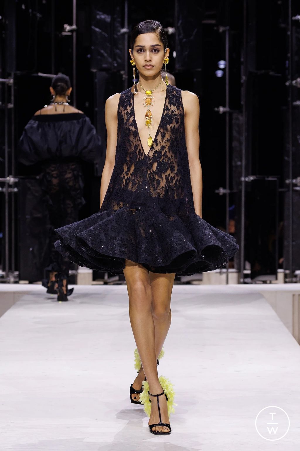 Fashion Week Paris Fall/Winter 2026 look 38 from the Givenchy collection womenswear