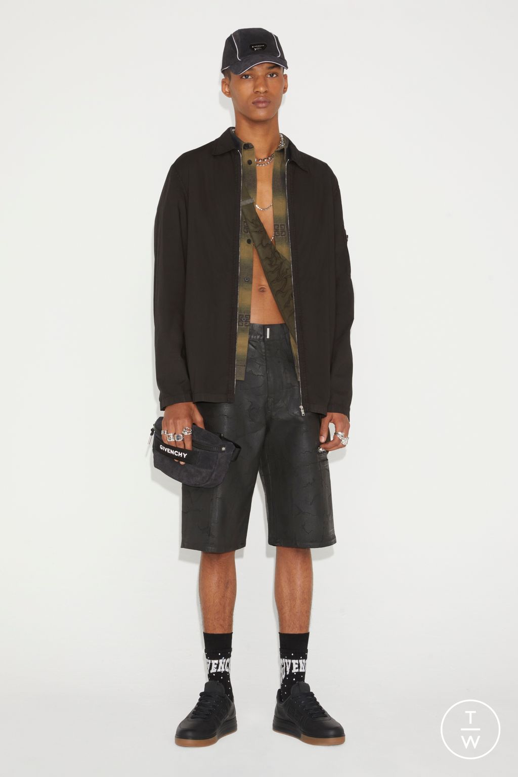 Fashion Week Paris Pre-Fall 2023 look 9 from the Givenchy collection menswear