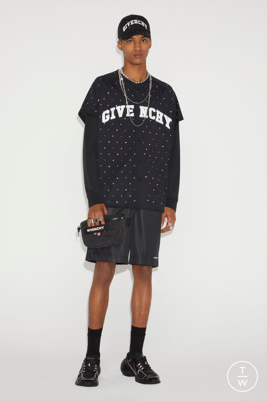 Fashion Week Paris Pre-Fall 2023 look 18 from the Givenchy collection menswear