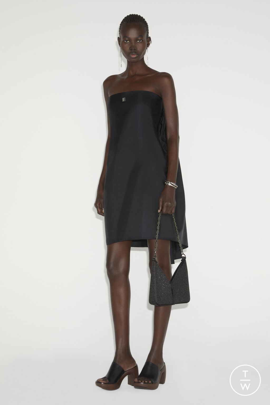 Fashion Week Paris Pre-Fall 2023 look 19 from the Givenchy collection womenswear