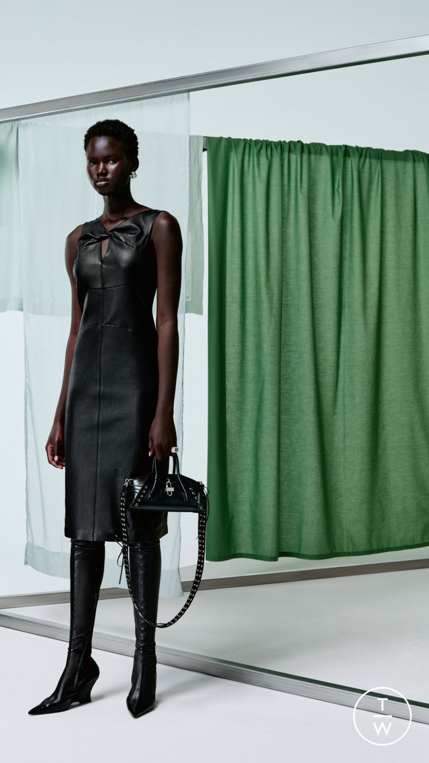 Fashion Week Paris Resort 2024 look 14 from the Givenchy collection 女装