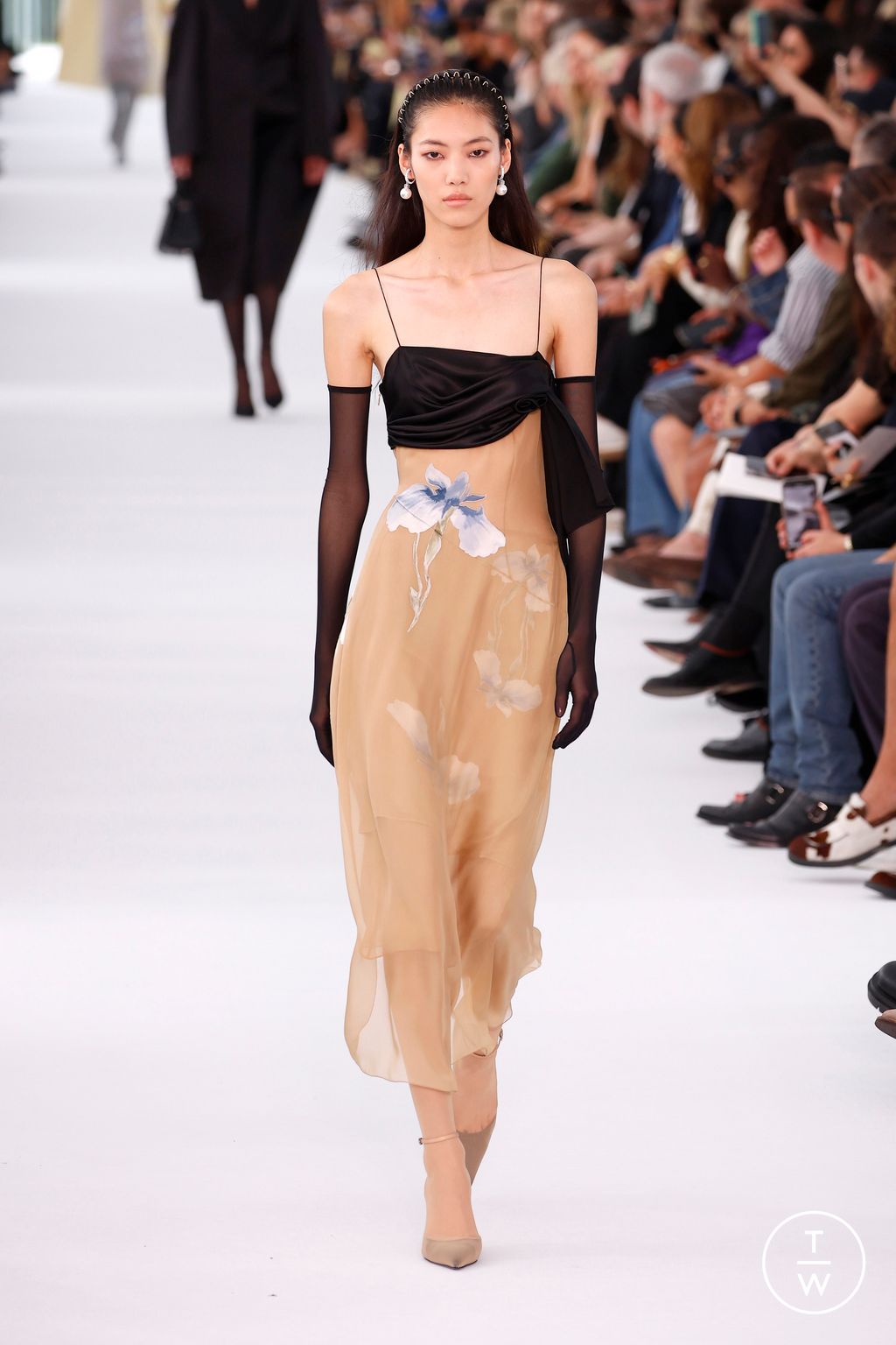 Fashion Week Paris Spring/Summer 2024 look 4 from the Givenchy collection womenswear