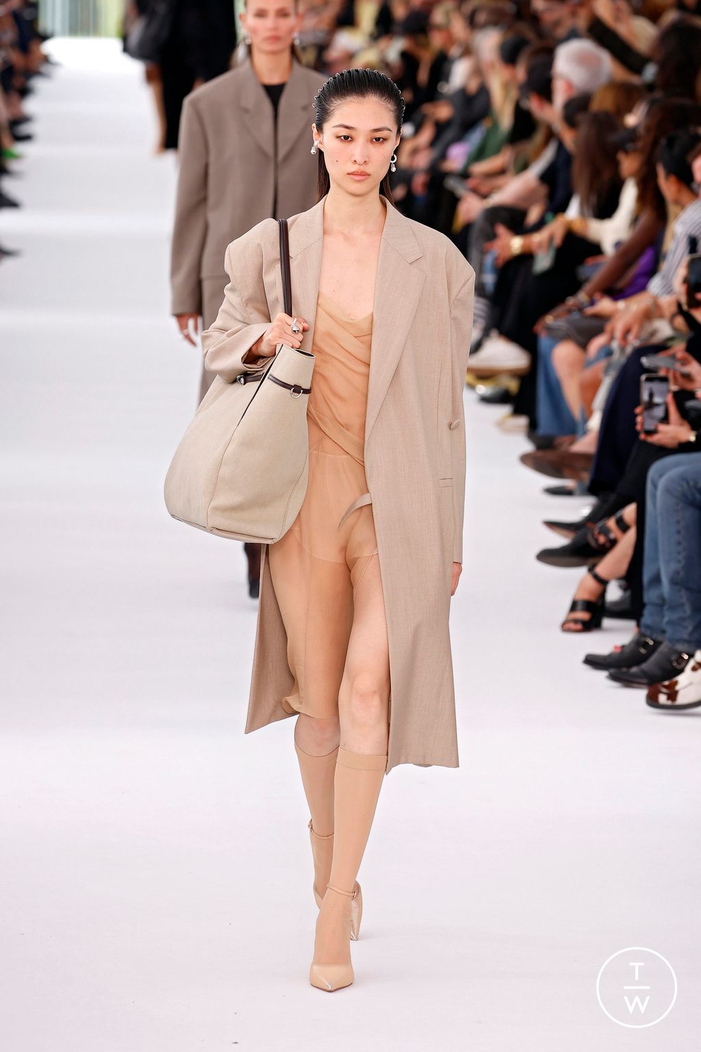 Fashion Week Paris Spring/Summer 2024 look 18 from the Givenchy collection 女装