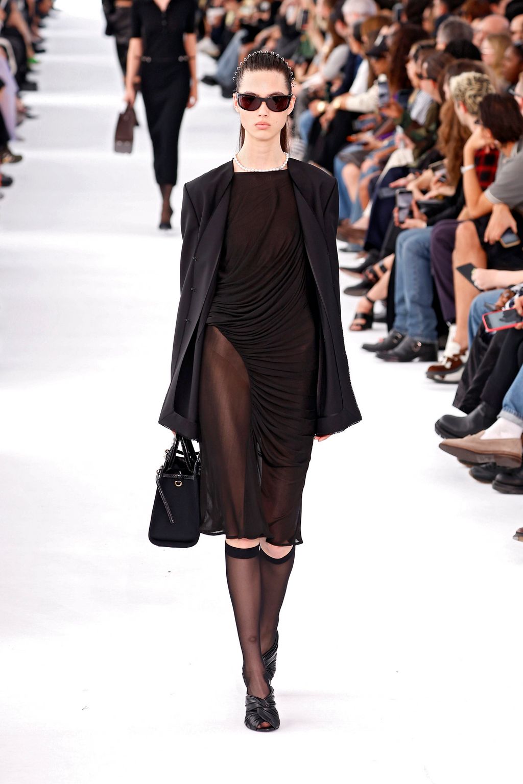 Fashion Week Paris Spring/Summer 2024 look 27 from the Givenchy collection 女装