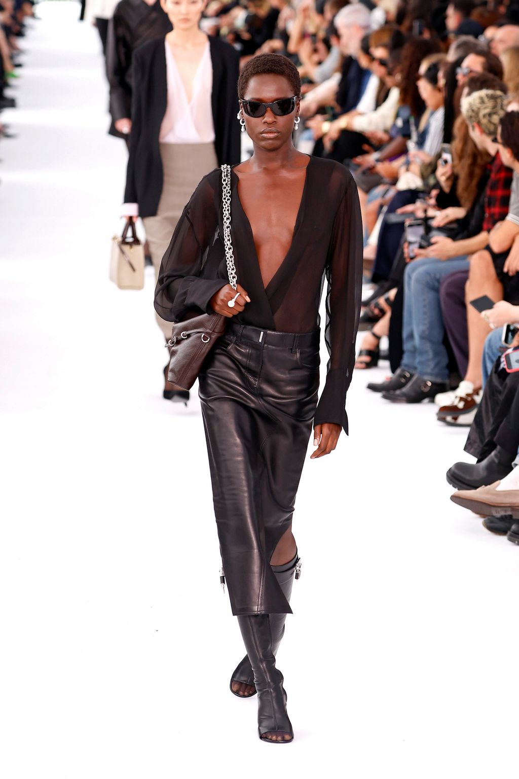 Fashion Week Paris Spring/Summer 2024 look 31 de la collection Givenchy womenswear