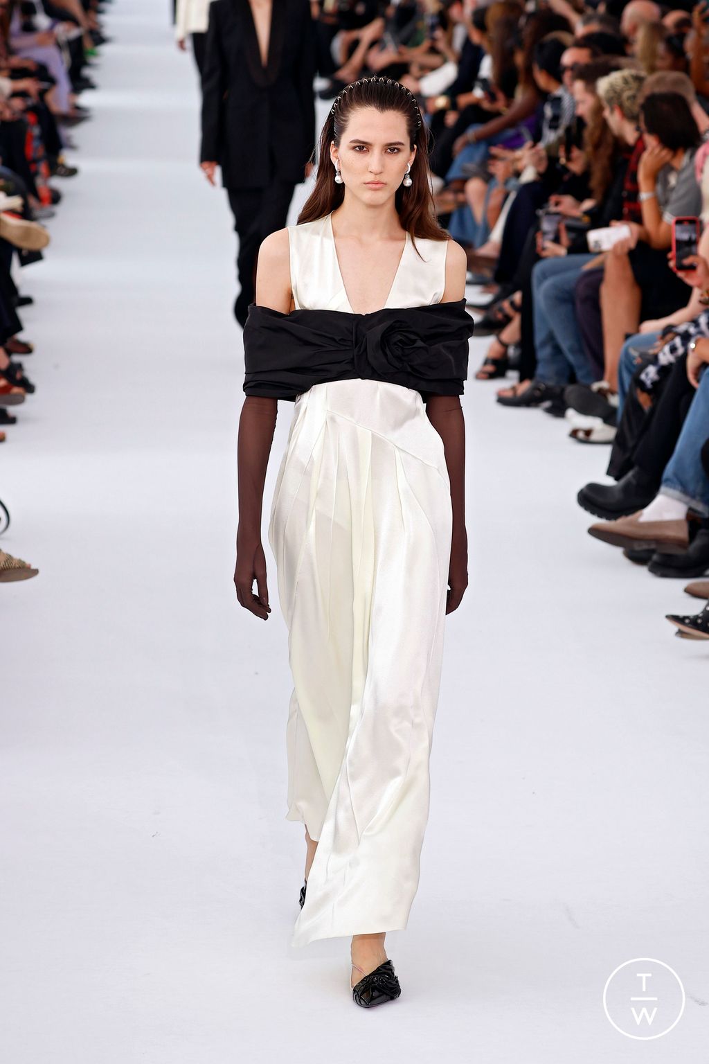 Fashion Week Paris Spring/Summer 2024 look 48 from the Givenchy collection womenswear