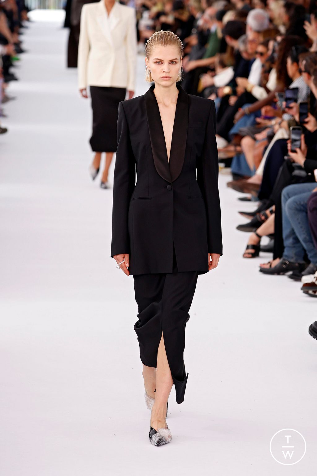 Fashion Week Paris Spring/Summer 2024 look 49 from the Givenchy collection 女装