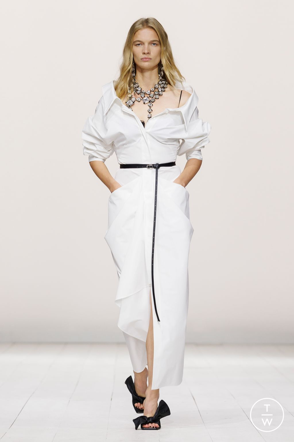 Fashion Week Paris Spring/Summer 2026 look 9 from the Givenchy collection womenswear