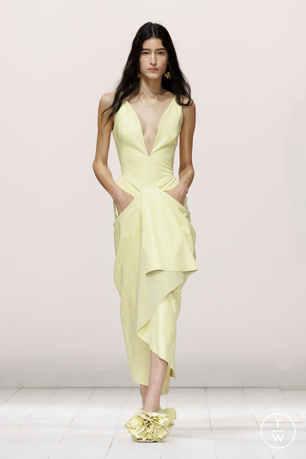 Fashion Week Paris Spring/Summer 2026 look 14 from the Givenchy collection womenswear