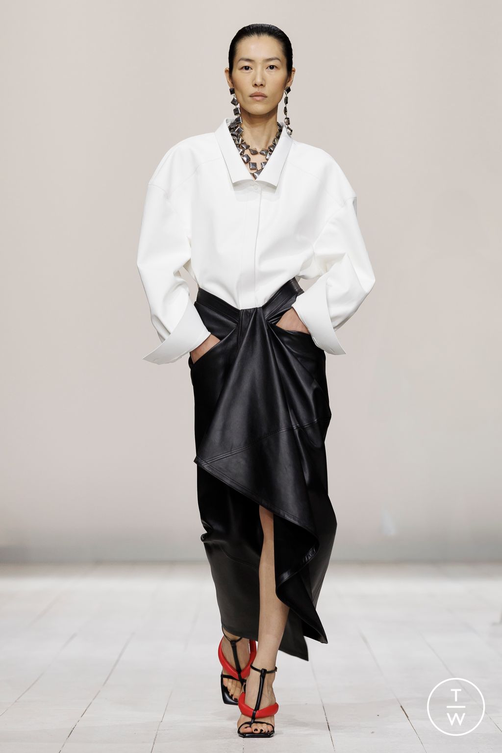 Fashion Week Paris Spring/Summer 2026 look 28 from the Givenchy collection 女装