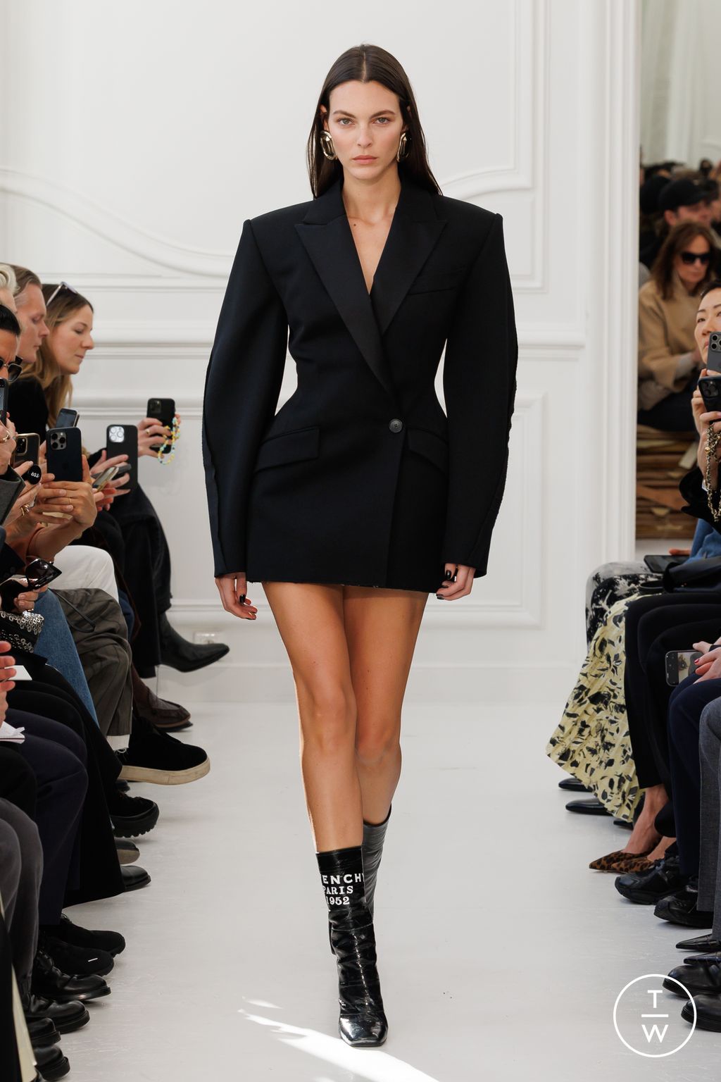 Fashion Week Paris Fall/Winter 2025 look 3 from the Givenchy collection womenswear