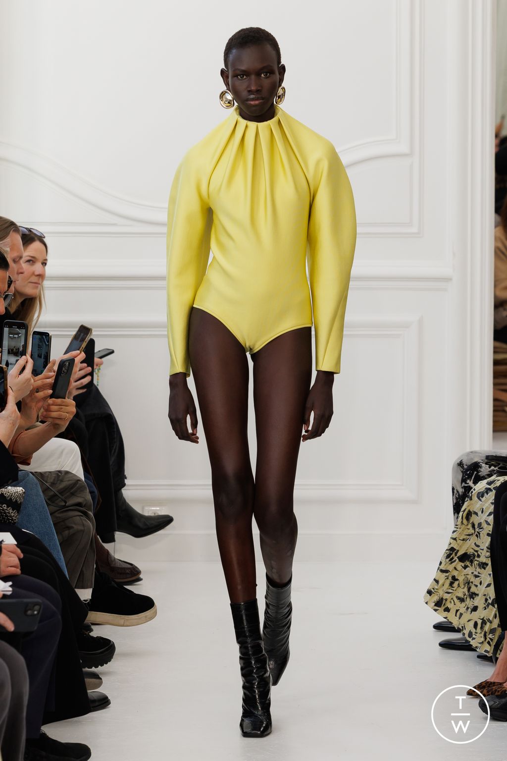 Fashion Week Paris Fall/Winter 2025 look 4 from the Givenchy collection womenswear