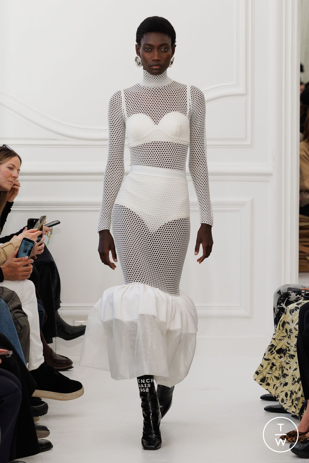 Fashion Week Paris Fall/Winter 2025 look 7 de la collection Givenchy womenswear