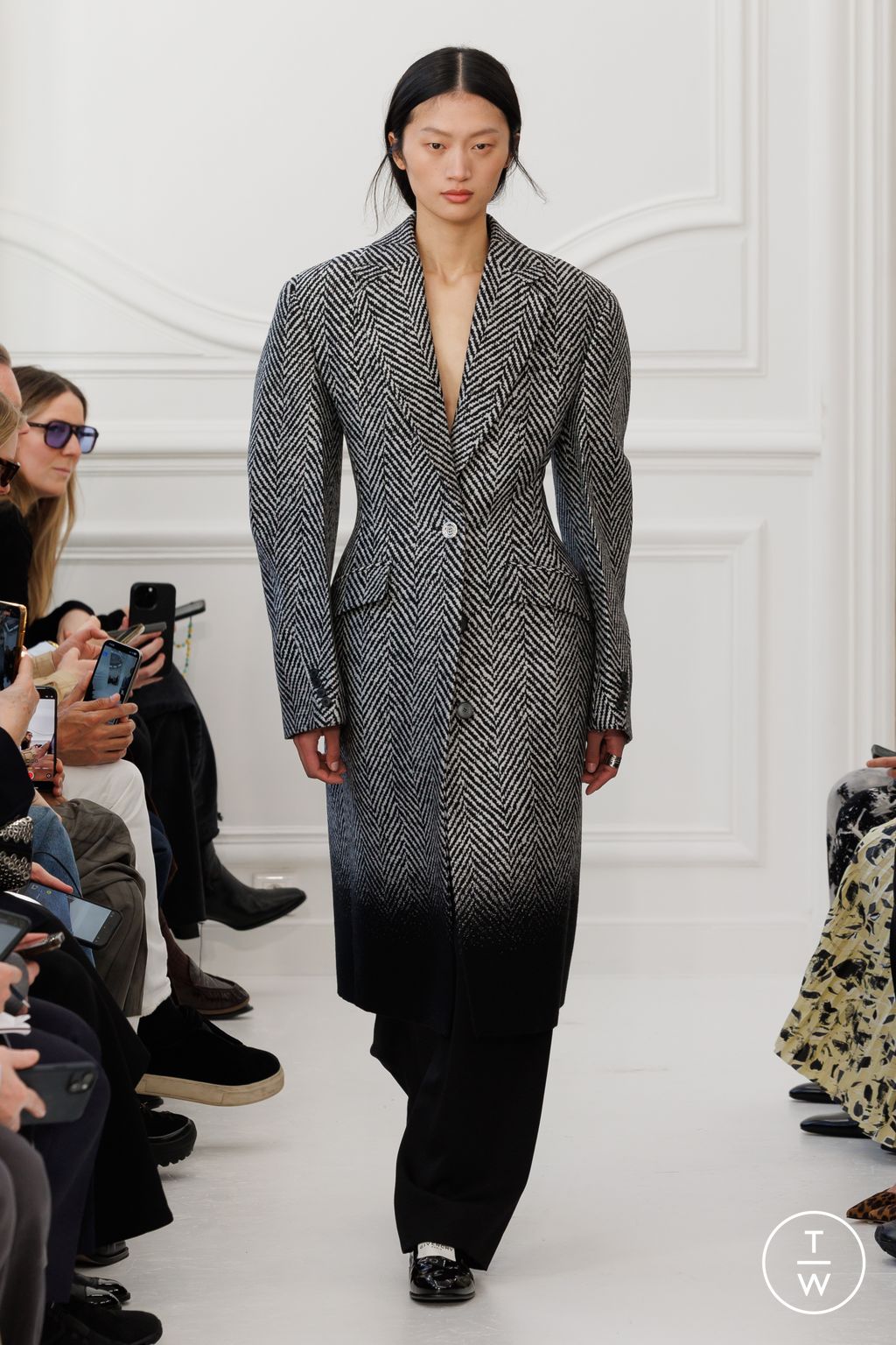 Fashion Week Paris Fall/Winter 2025 look 9 from the Givenchy collection womenswear