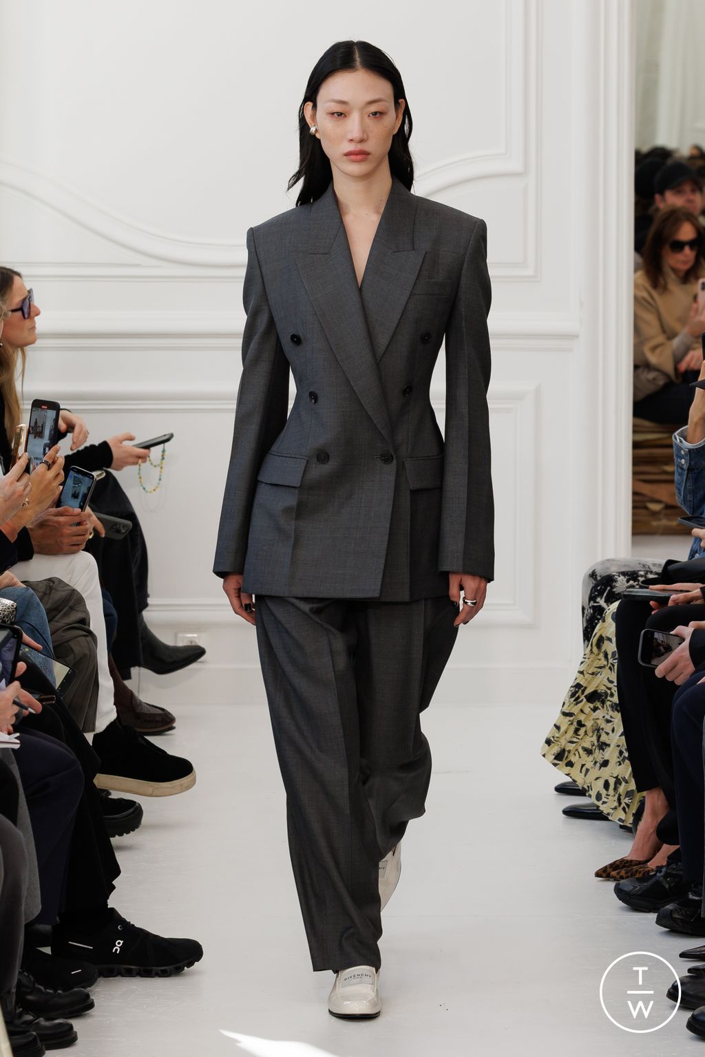 Fashion Week Paris Fall/Winter 2025 look 12 de la collection Givenchy womenswear