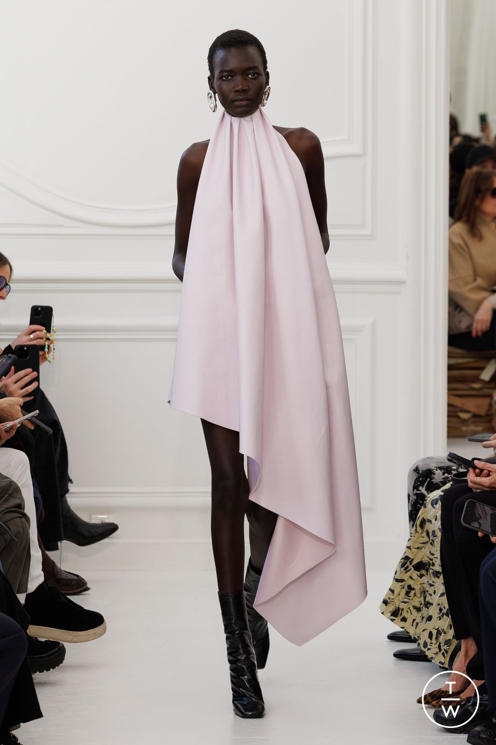 Fashion Week Paris Fall/Winter 2025 look 21 de la collection Givenchy womenswear