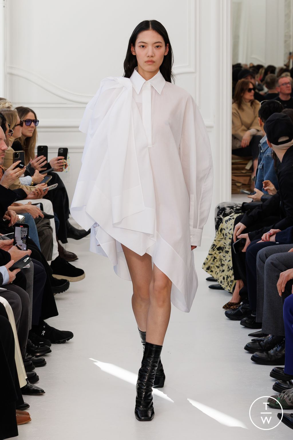 Fashion Week Paris Fall/Winter 2025 look 23 de la collection Givenchy womenswear