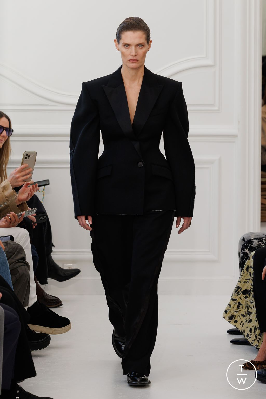 Fashion Week Paris Fall/Winter 2025 look 25 de la collection Givenchy womenswear