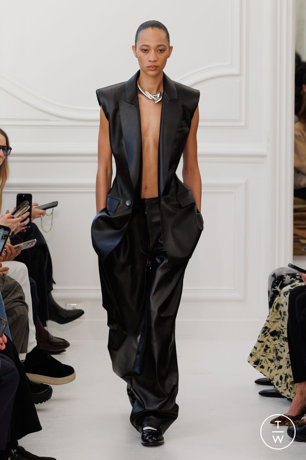 Fashion Week Paris Fall/Winter 2025 look 30 from the Givenchy collection womenswear