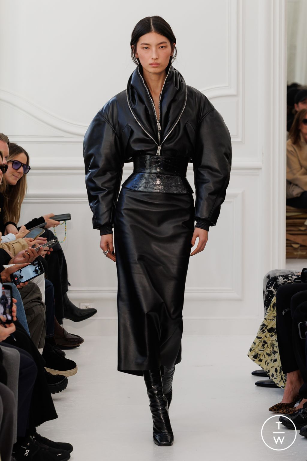 Fashion Week Paris Fall/Winter 2025 look 34 de la collection Givenchy womenswear