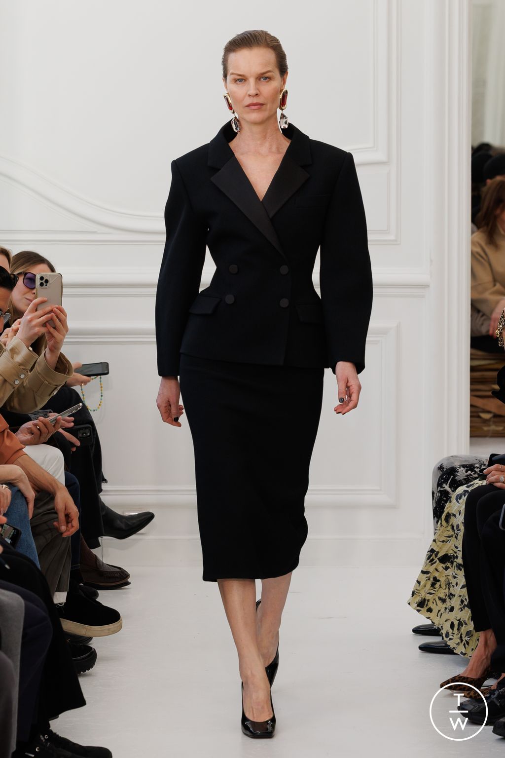 Fashion Week Paris Fall/Winter 2025 look 42 from the Givenchy collection womenswear