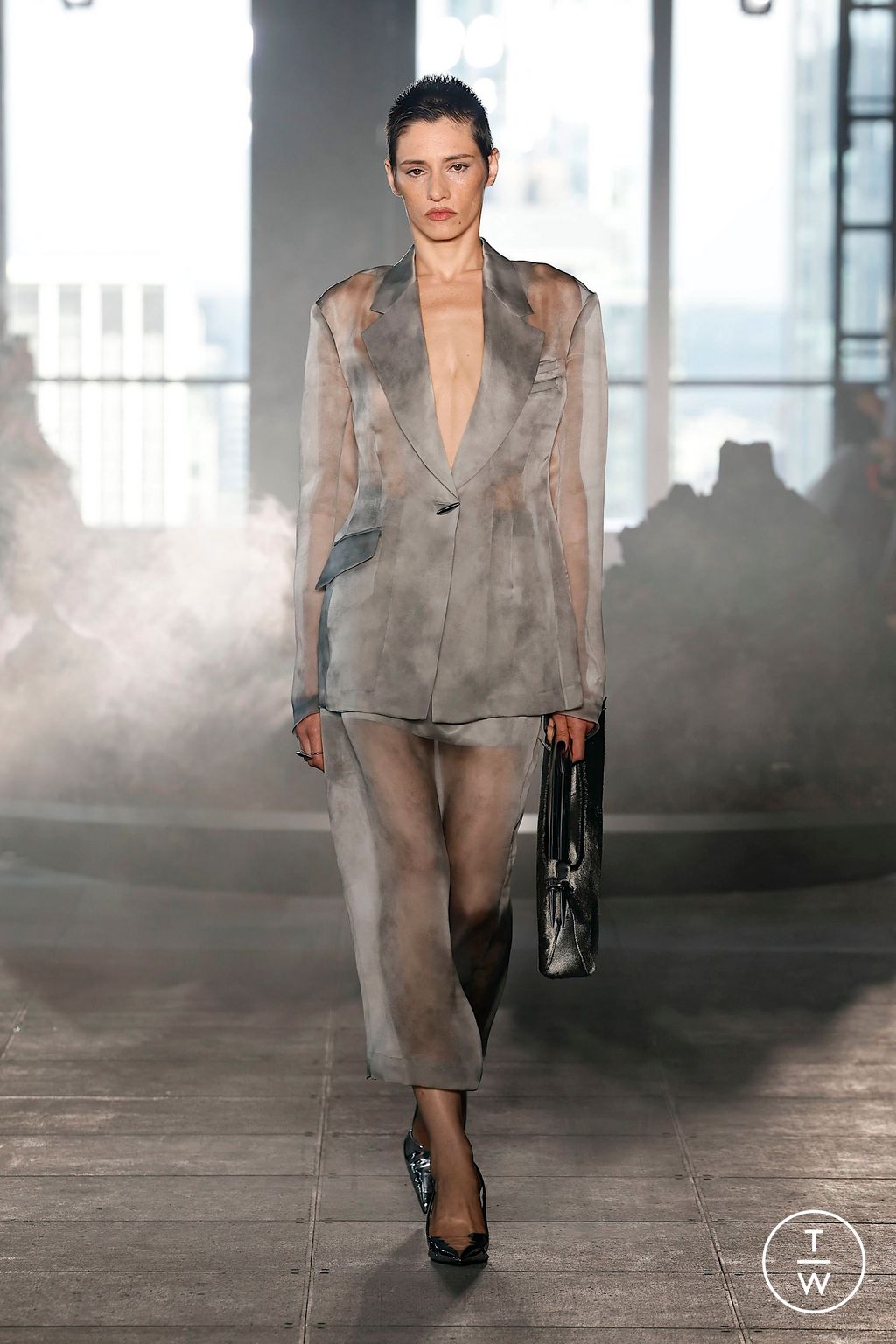 Fashion Week New York Spring/Summer 2025 look 17 from the Grace Ling collection 女装