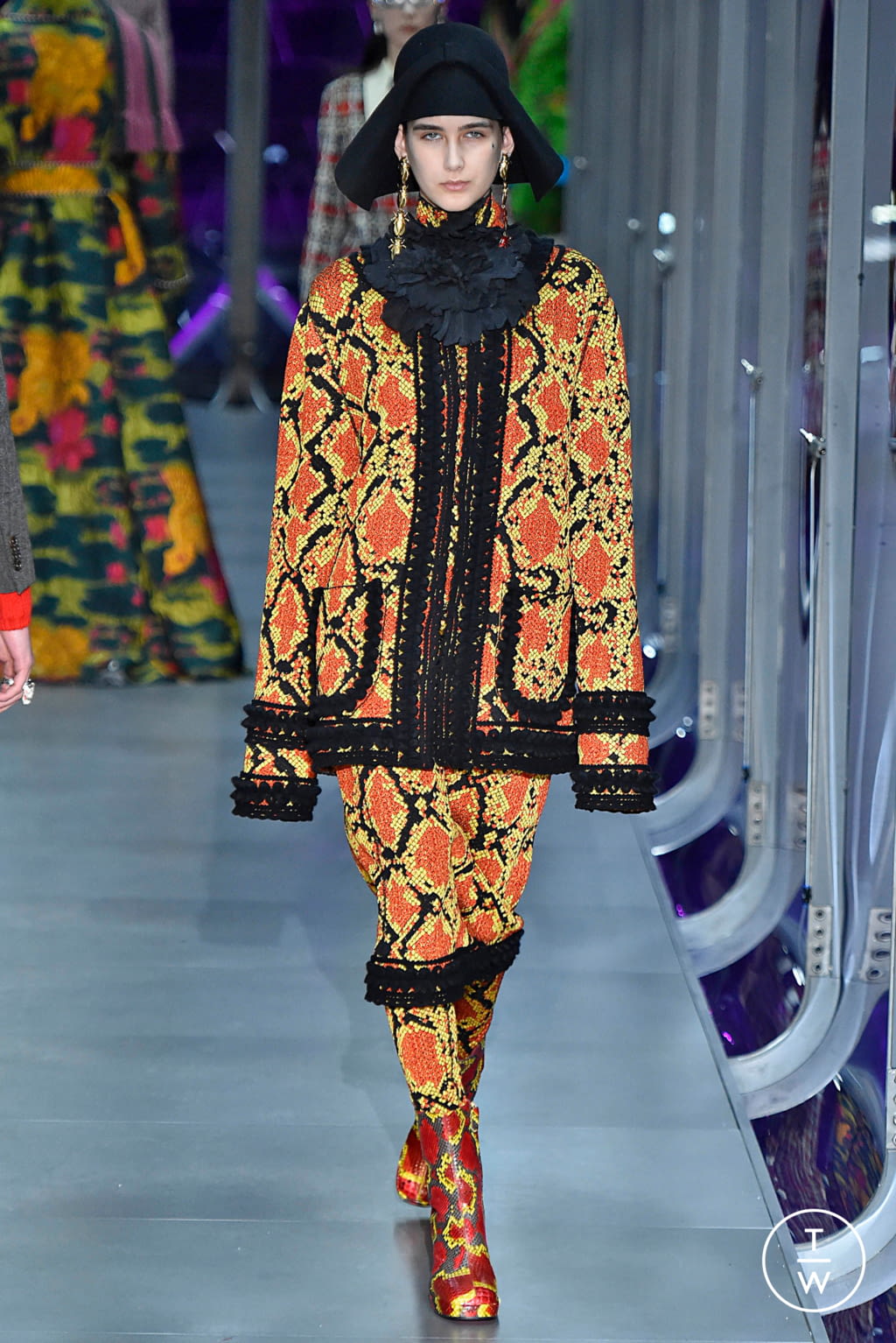 Gucci F W 17 Womenswear 15 The Fashion Search Engine walk
