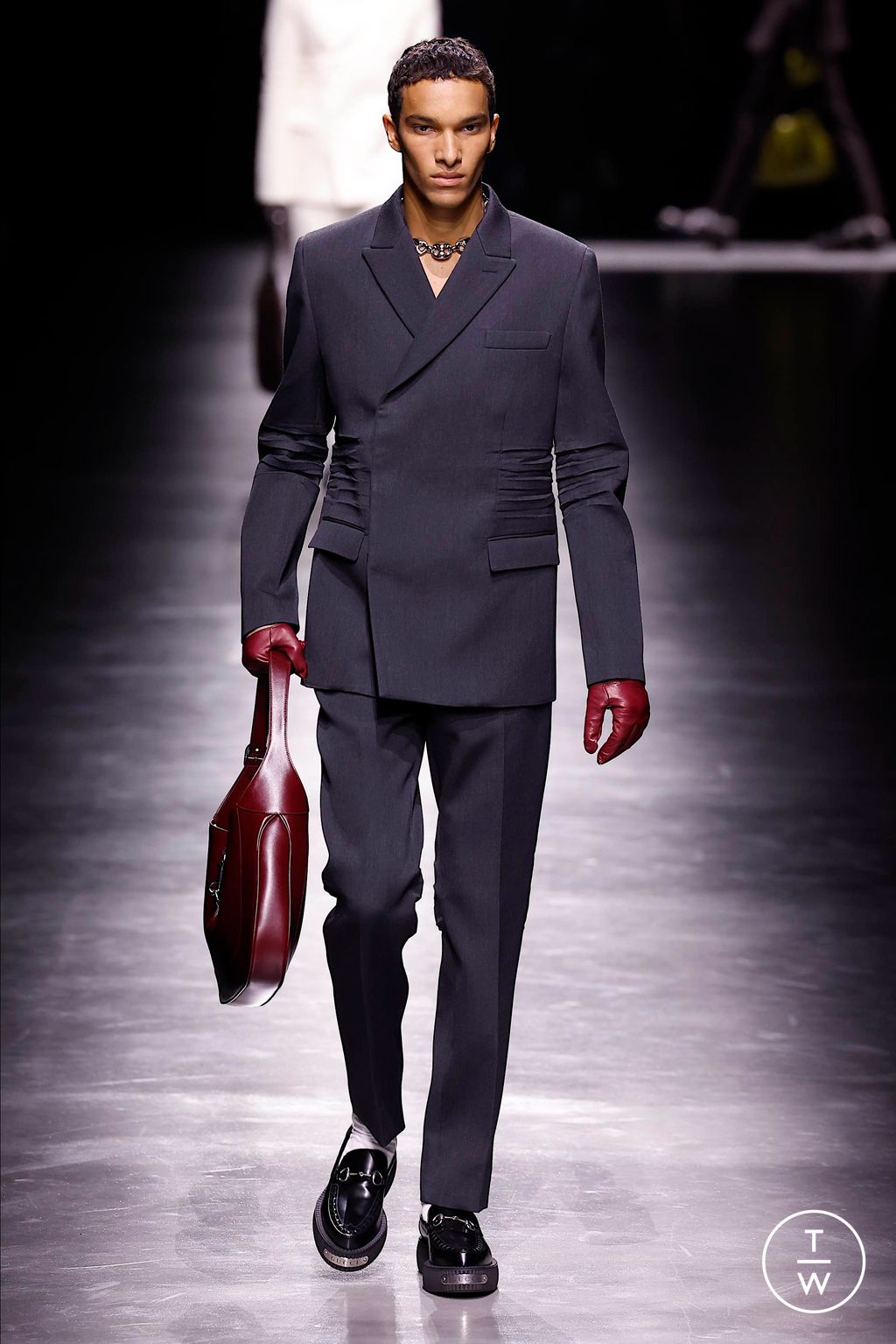 Fashion Week Milan Fall/Winter 2024 look 2 from the Gucci collection menswear