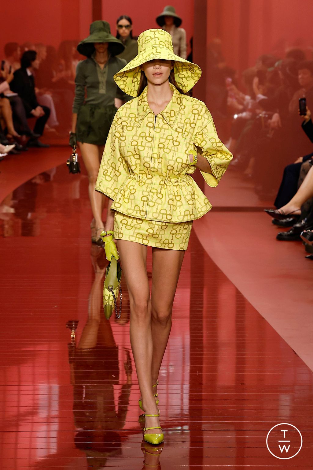 Fashion Week Milan Spring-Summer 2025 look 29 from the Gucci collection 女装