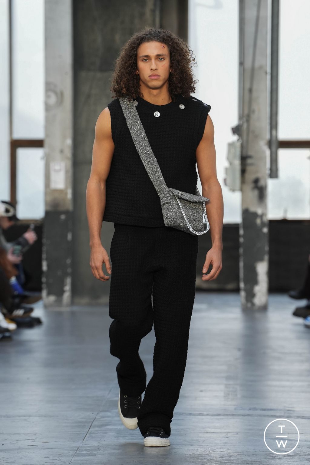 Fashion Week Paris Fall/Winter 2023 look 1 from the Gunther collection menswear