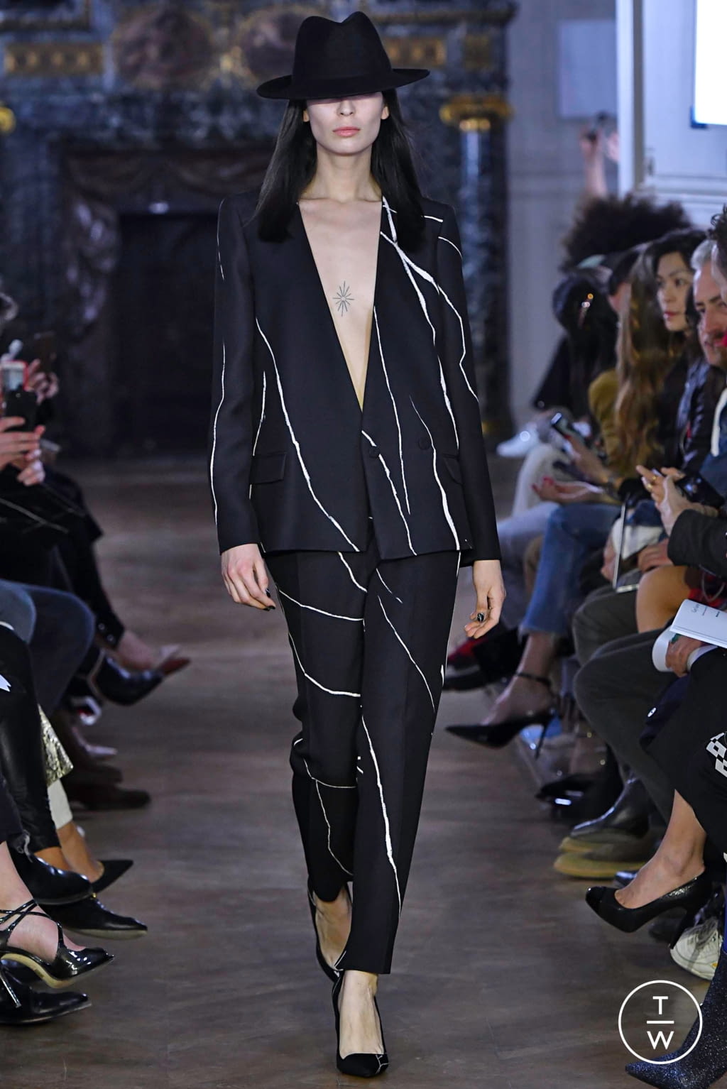 Fashion Week Paris Fall/Winter 2019 look 1 from the Guy Laroche collection 女装
