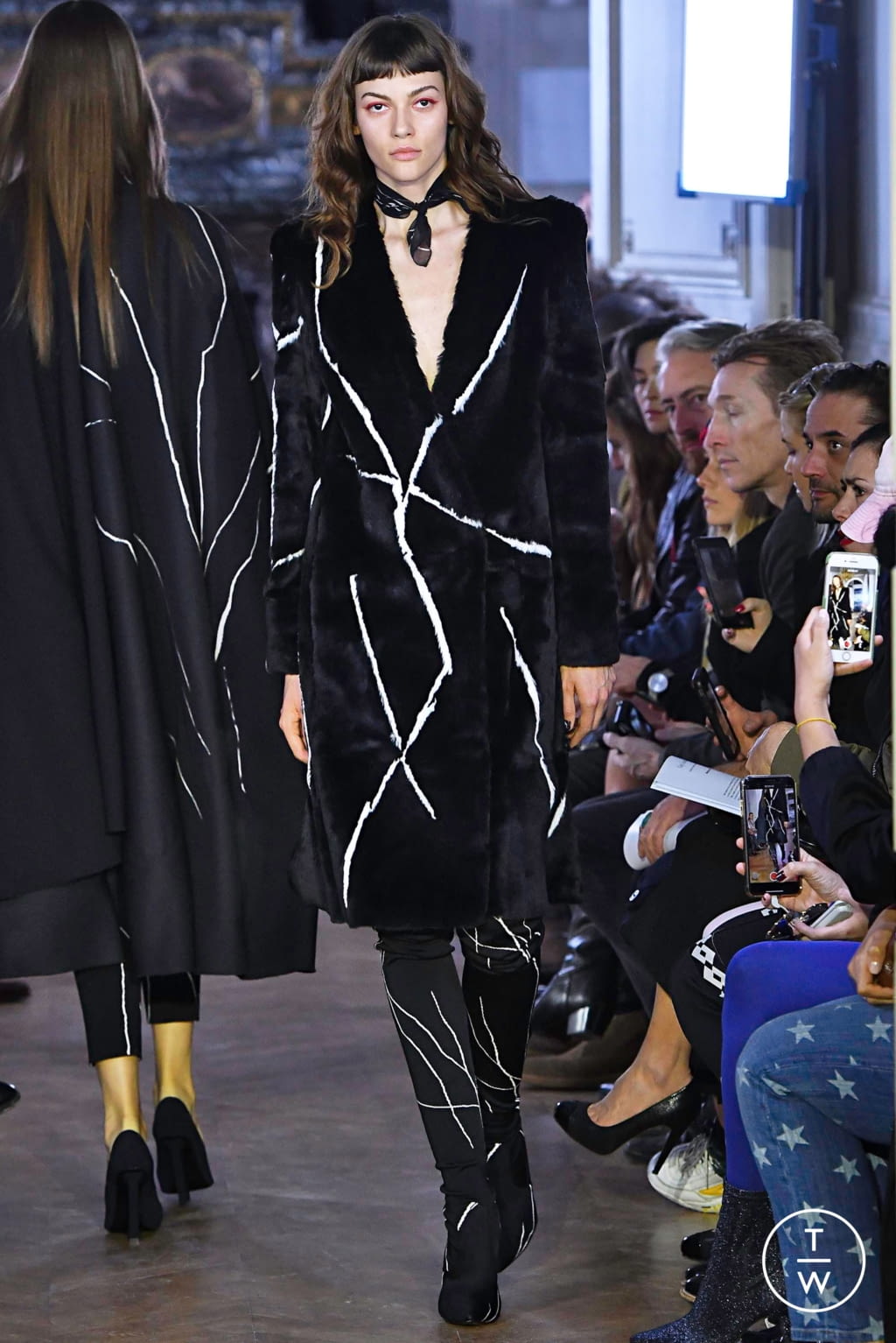Fashion Week Paris Fall/Winter 2019 look 3 de la collection Guy Laroche womenswear