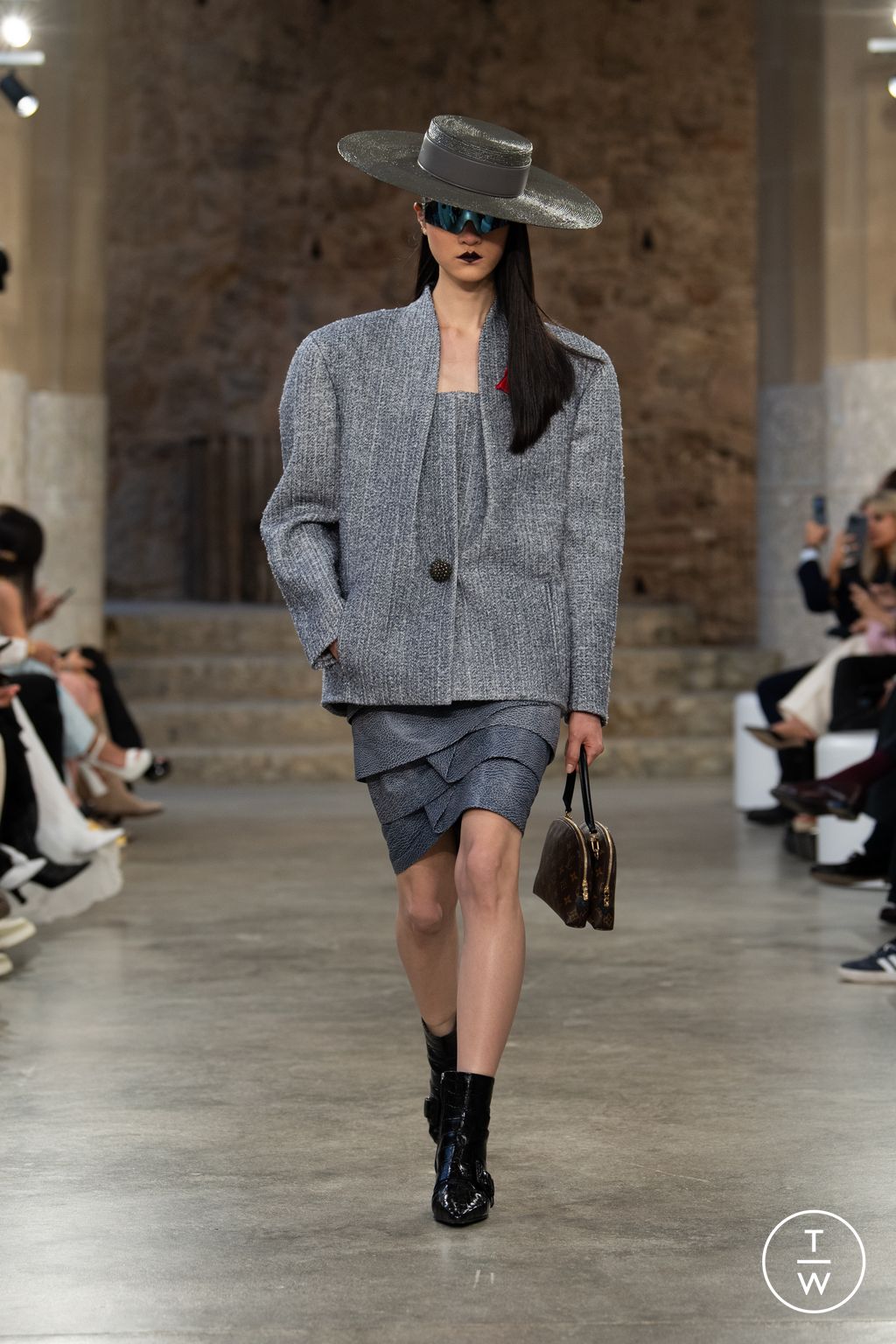 Fashion Week Paris Resort 2025 look 7 de la collection Louis Vuitton womenswear