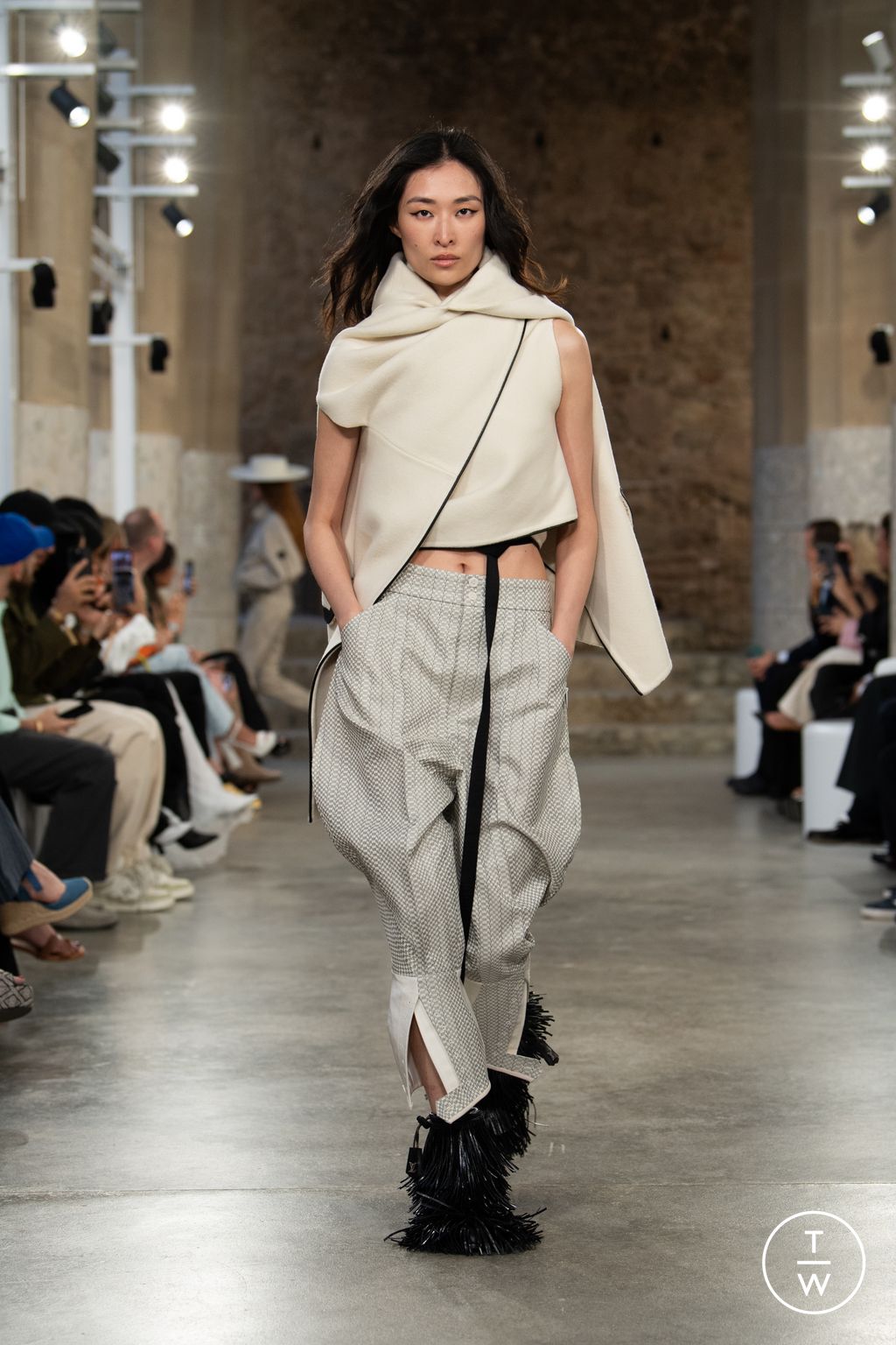 Fashion Week Paris Resort 2025 look 18 de la collection Louis Vuitton womenswear