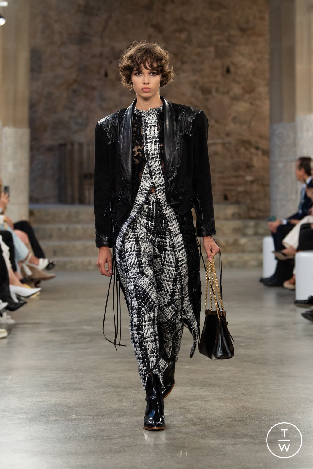 Fashion Week Paris Resort 2025 look 26 from the Louis Vuitton collection 女装