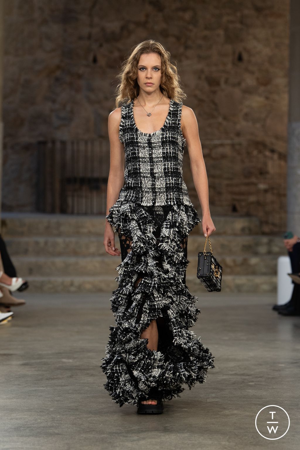 Fashion Week Paris Resort 2025 look 27 from the Louis Vuitton collection 女装