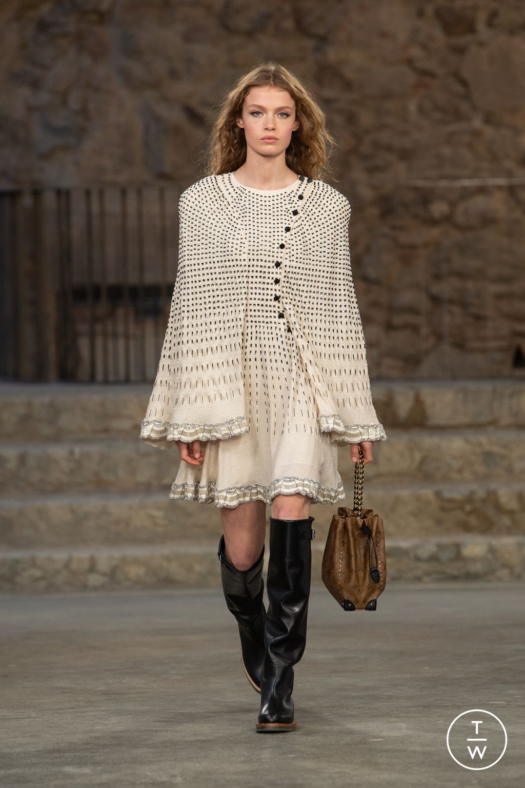 Fashion Week Paris Resort 2025 look 32 from the Louis Vuitton collection 女装