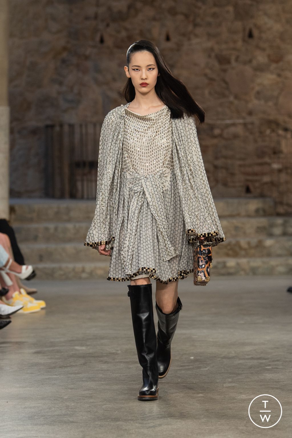 Fashion Week Paris Resort 2025 look 33 from the Louis Vuitton collection 女装