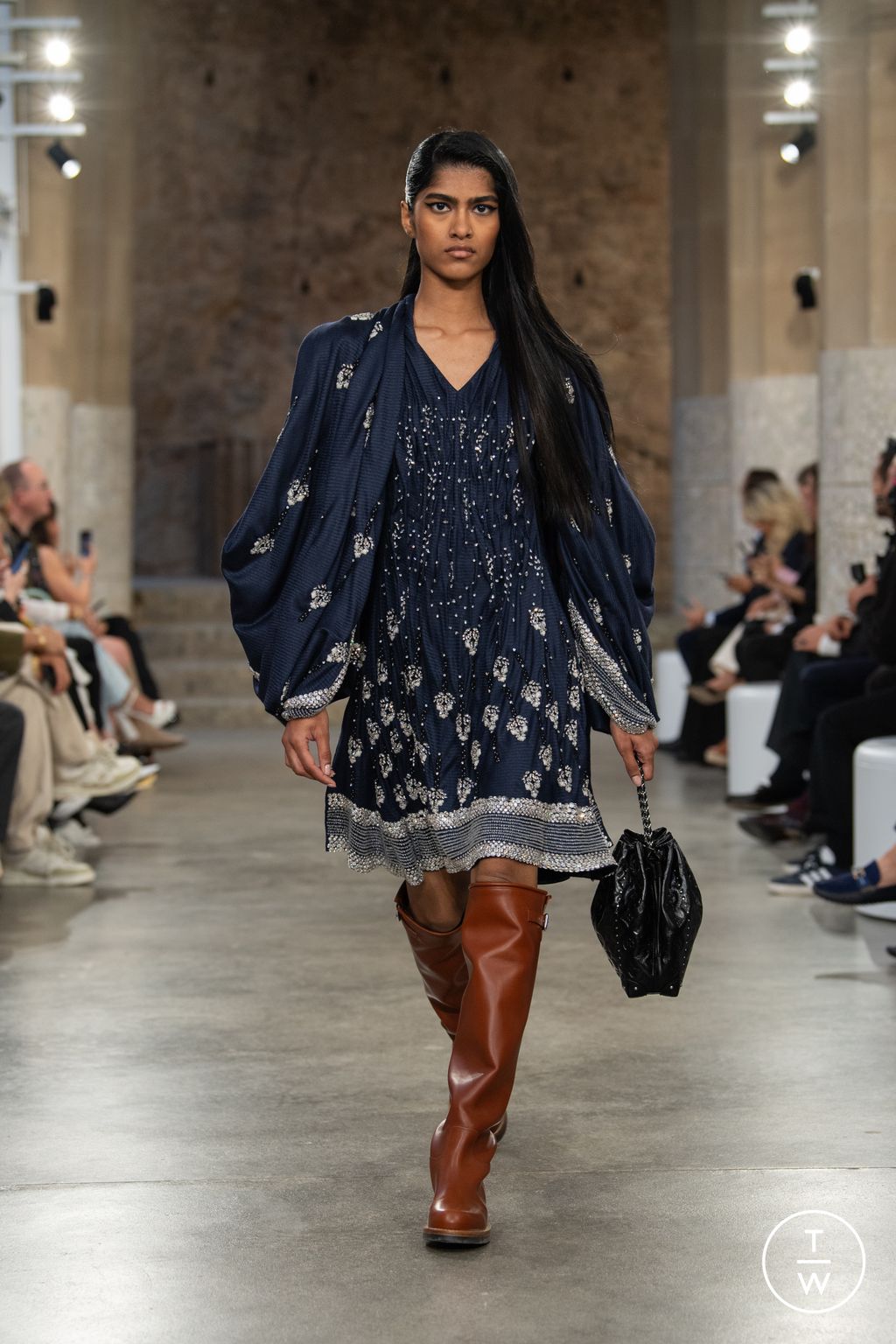Fashion Week Paris Resort 2025 look 35 from the Louis Vuitton collection 女装