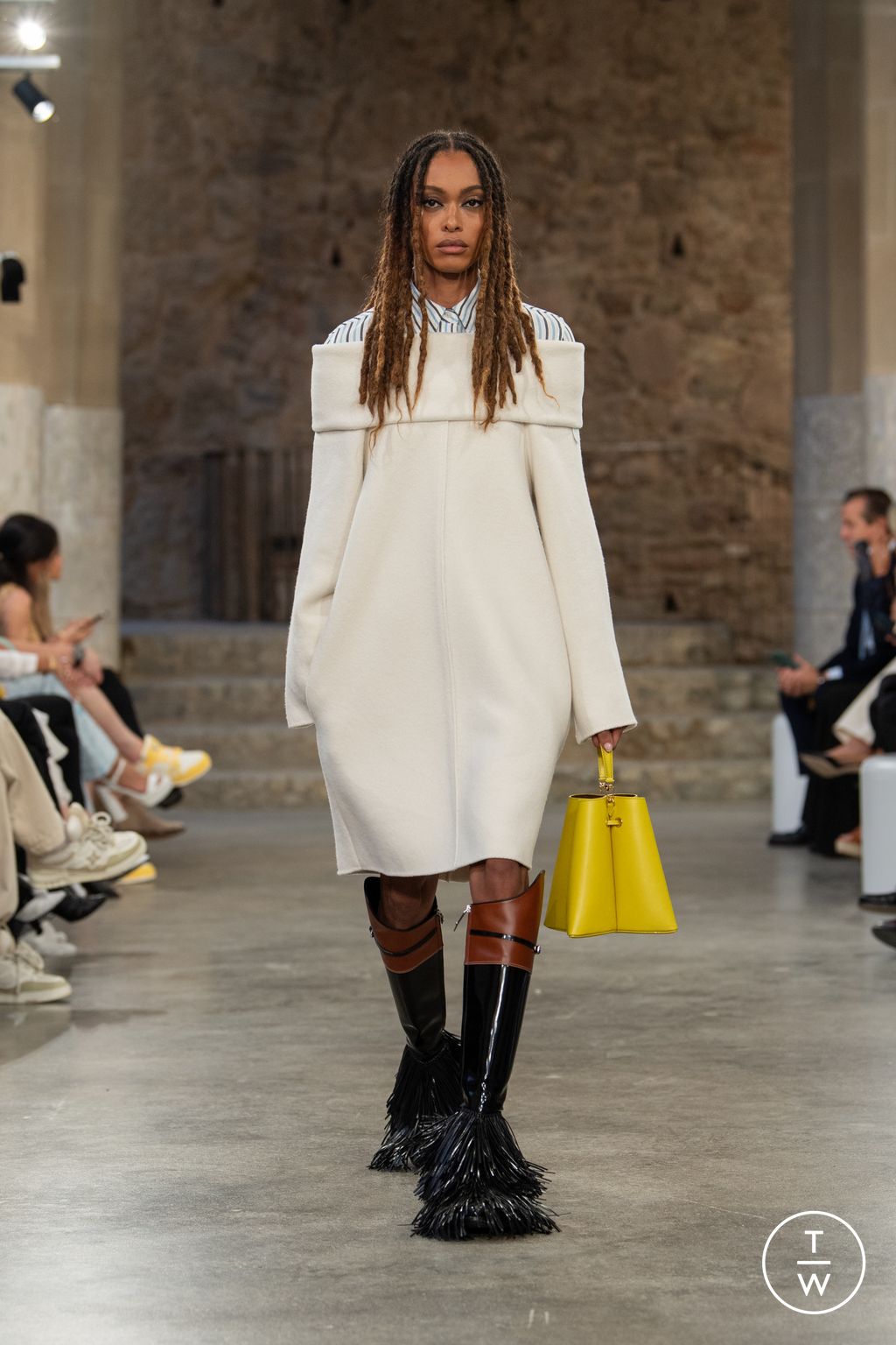 Fashion Week Paris Resort 2025 look 38 from the Louis Vuitton collection womenswear