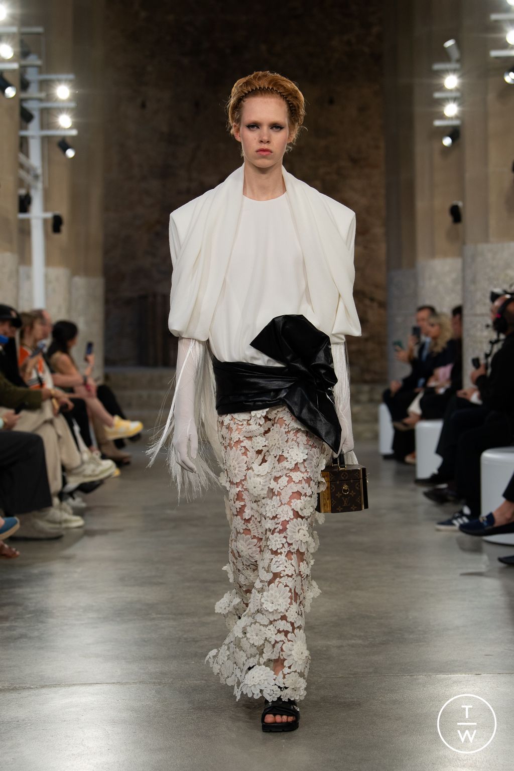 Fashion Week Paris Resort 2025 look 42 from the Louis Vuitton collection 女装