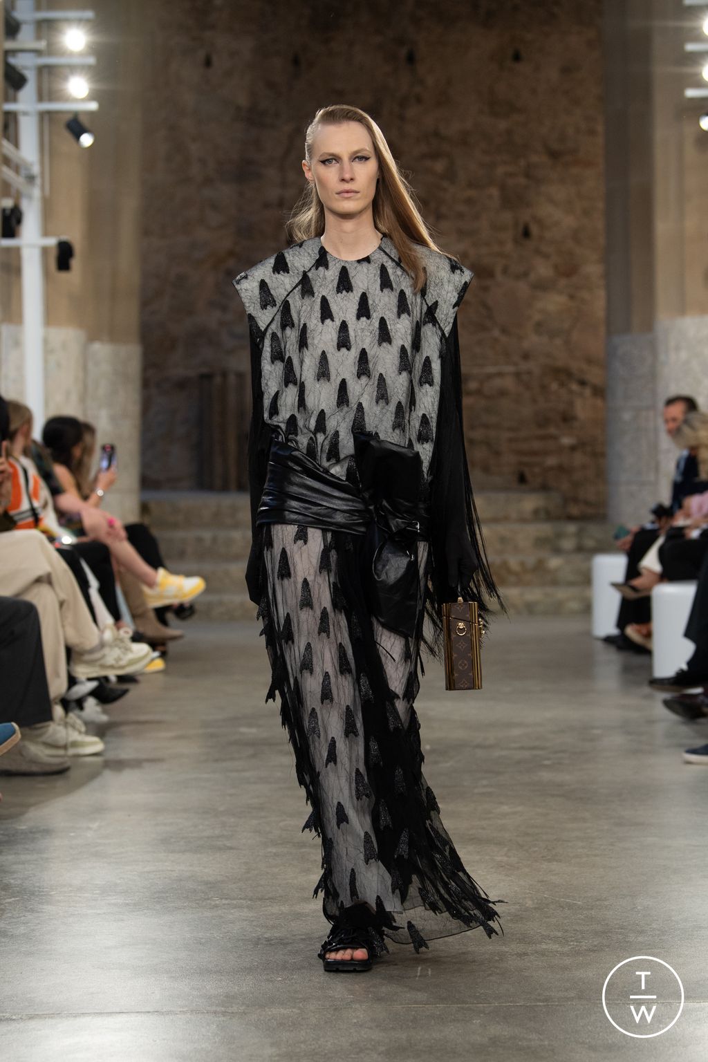 Fashion Week Paris Resort 2025 look 43 from the Louis Vuitton collection 女装