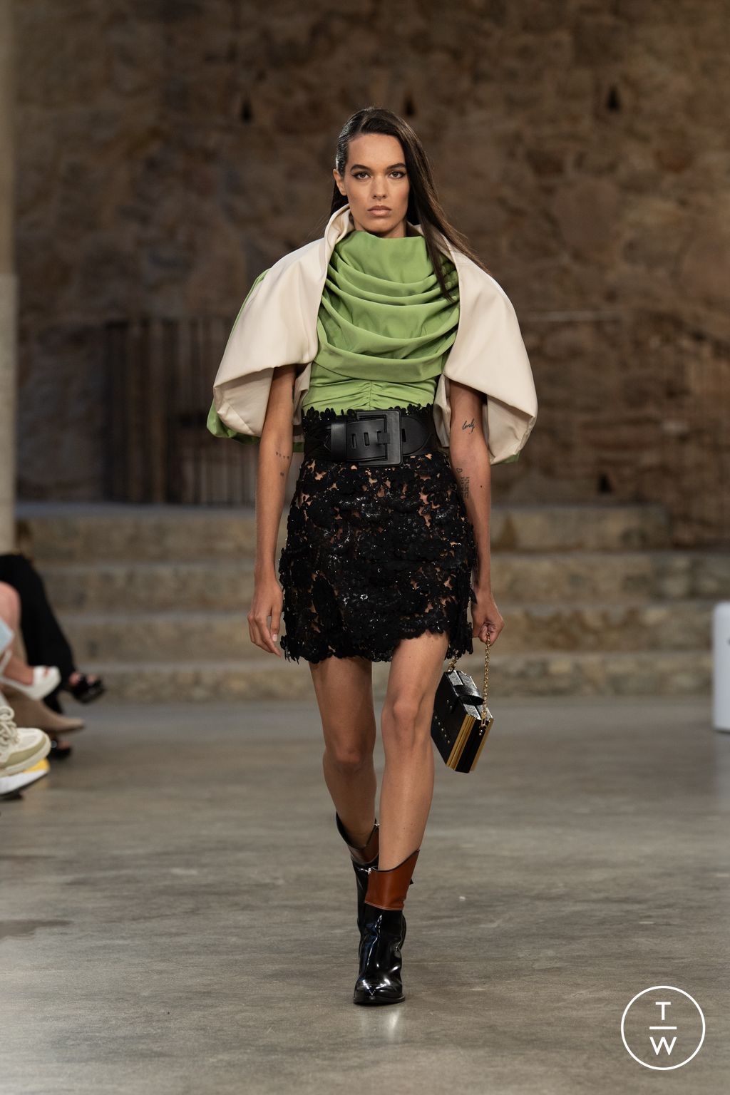 Fashion Week Paris Resort 2025 look 51 from the Louis Vuitton collection 女装