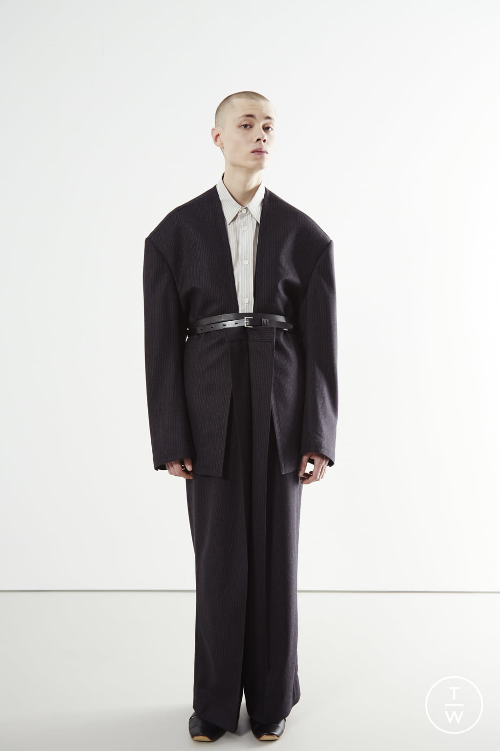 Fashion Week Paris Fall/Winter 2022 look 2 from the Hed Mayner collection menswear